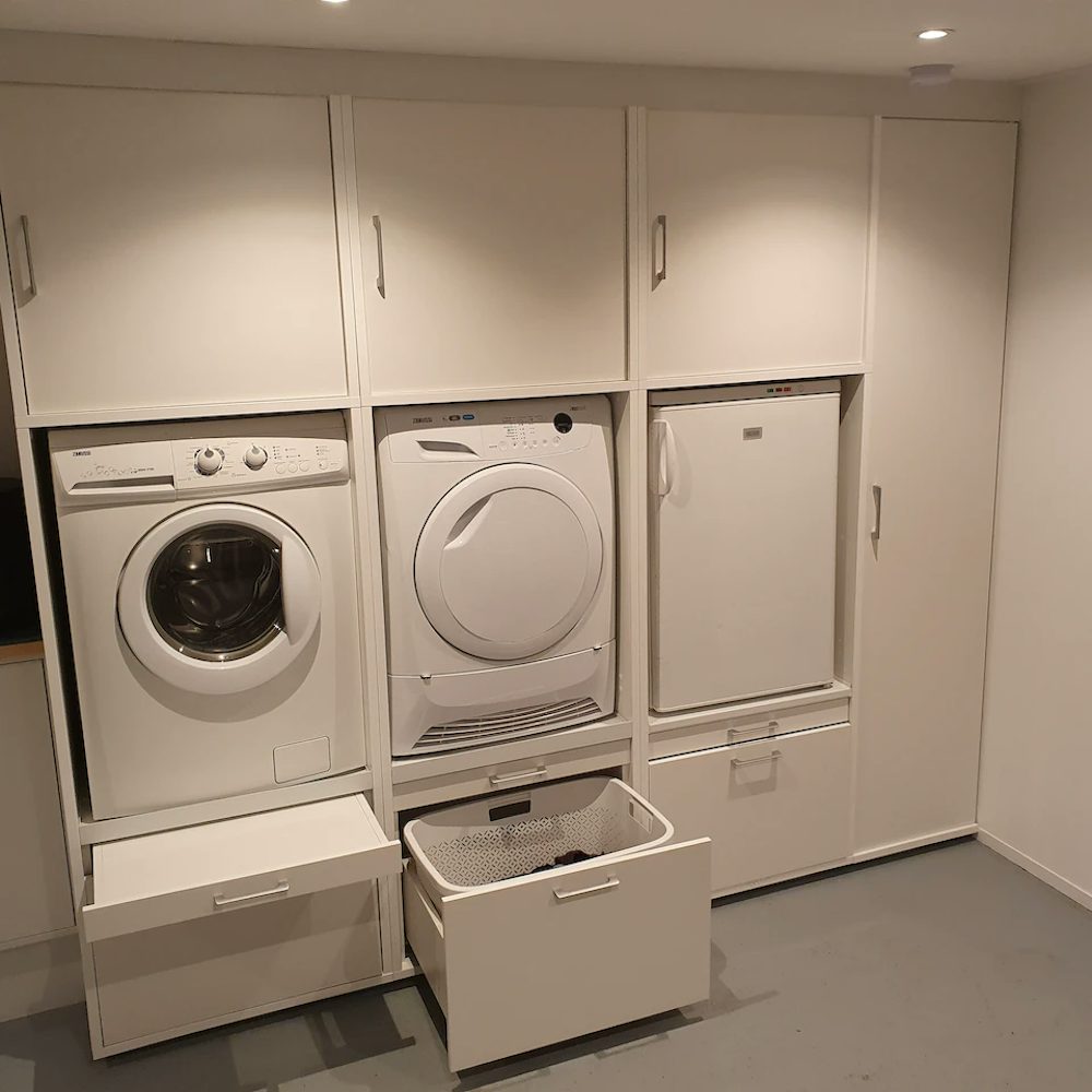 weisser Schrank daneben Waschmaschine und Trockner ADAGO - Home GmbH